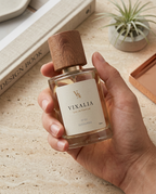 Nº02 · SUSSURRO: perfume unisex fresco y luminoso. Cítricos, flor de azahar y almizcle limpio. Frescura elegante que se insinúa, no se impone.